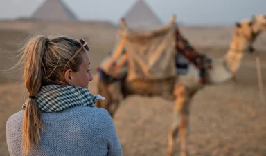 Turista disfrutando de un recorrido por las pirámides de Giza en Egipto.