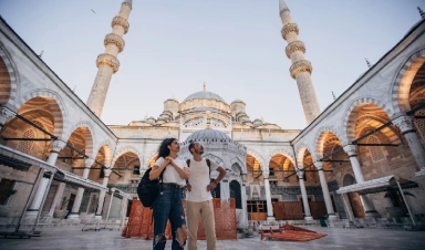 Una joven pareja junto a la Mezquita Azul en Estambul, Turquía.