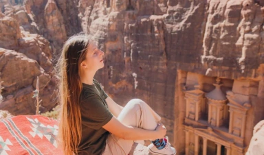 una donna a petra, tour egitto e petra
