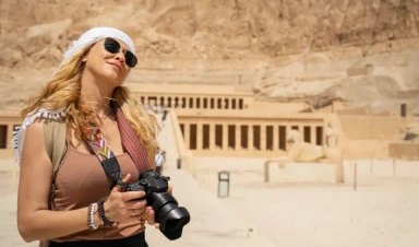 Una donna nrl Tempio di Hatshepsut, offerte egitto