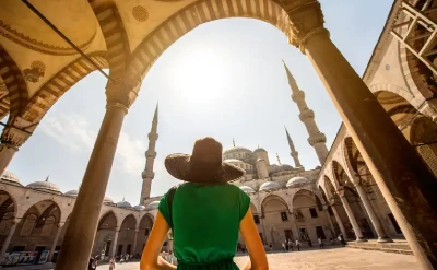una turista nella moschea blu turchia , turchia viaggi  una turista nella moschea blu turchia , turchia viaggi