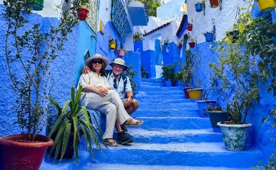 una coppia a Chefchaouen marocco, tour marocco chefchaouen