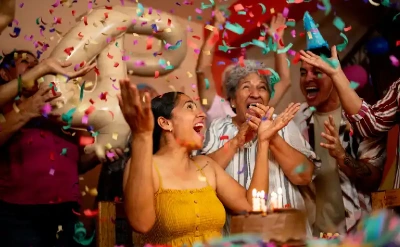 una donna festiggiare il suo compleanno a Dubai, Festa Compleanno a Dubai