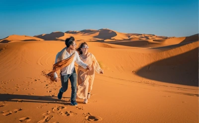 una coppia al deserto di agafay, offerte viaggio marrakech