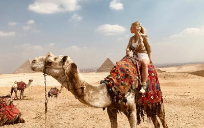 Donna sul cammello, escursioni porti a cairo