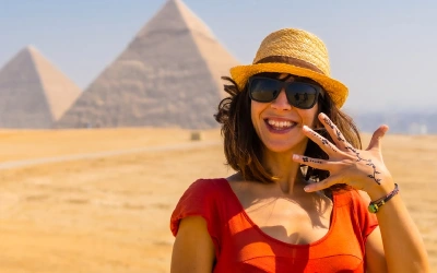 una famiglia davanti alle piramidi, cairo e crociera nilo