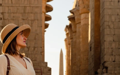 turista in visita in egitto, crociera sul nilo e piramidi