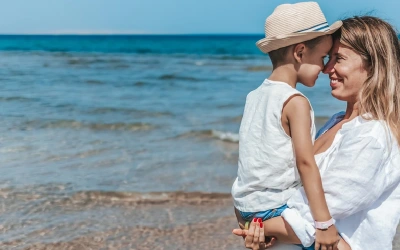 madre e figlio si divertono sulle spiagge di marsa alam