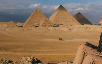 una donna davanti alle piramidi, viaggio in egitto organizzato