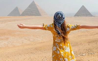 una donna davanti alle piramide, offerte egitto pasqua