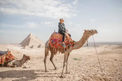 egitto destinazioni, egitto mete turistiche Una donna e un Cammello 