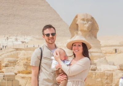 una famiglia alle piramidi di Giza