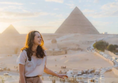 una donna alle piramidi