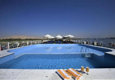 piscina a bordo di iberotel crown , viaggio sul nilo