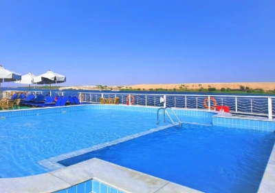 la piscina abordo della crociera jaz jubilee , crociera sul nilo all inclusive