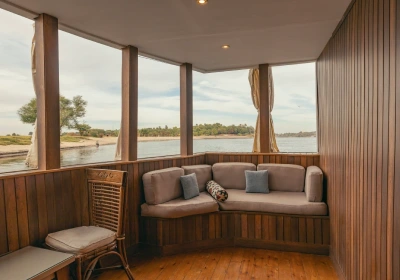 Crociera sul nilo con Dahabeya, una sedia davanti al nilo a bordo della crociera