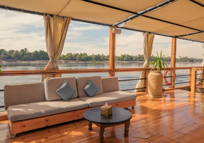 Crociera sul nilo con Dahabeya, un divano a bordo della crociera