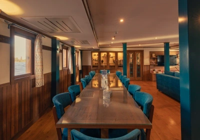 Crociera sul nilo con Dahabeya, Un tavolo circondato da sedie Crociera sul nilo con Dahabeya, un tavolo 