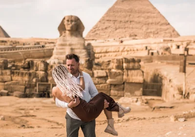 Viaggio organizzato Egitto, una coppia alle piramidi di Giza