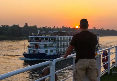un'uomo a bordo una crociera sul nilo , cairo e mar rosso