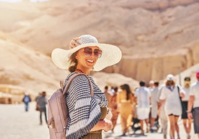 una donna a luxor , itinerario egitto 10 giorni