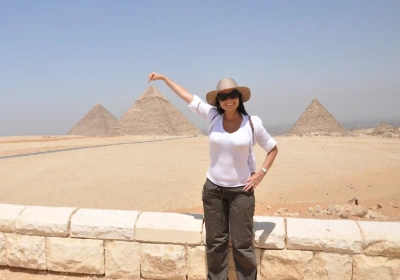 una donna nelle pirmidi di giza, tour egitto classico