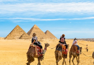 una famiglia davanti alle piramidi, tour deserto bianco egitto