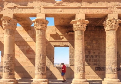 turista in visita in egitto, crociera sul nilo e piramidi