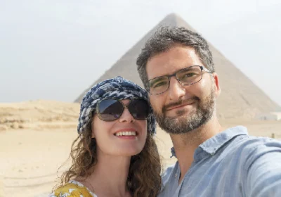 una coppia davanti alle piramidi, crociera sul nilo e sharm el-sheikh