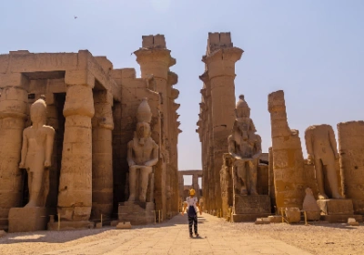 turista in visita in egitto, crociera sul nilo e sharm el-sheikh