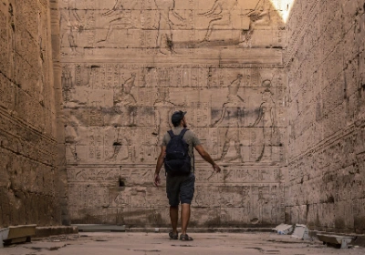 turista in visita in egitto, crociera sul nilo e sharm el-sheikh