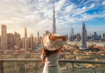 mujer enfrente a Burj Khalifa