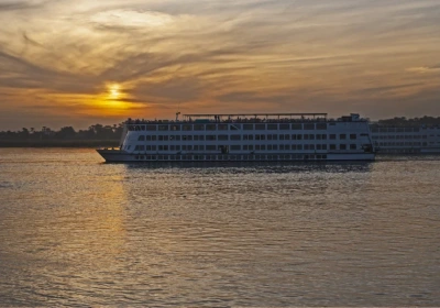 Tramonto sul fiume Nilo con una nave da crociera, eclissi solare 2027 