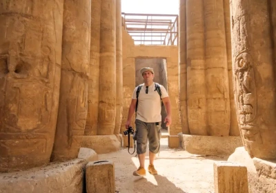 uomo nel tempio di luxor, egitto a pasqua