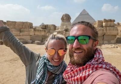 donna e uomo nelle piramidi, escursioni porti da alessandria a giza