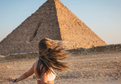 una mujer turista disfrutando de su tiempo en las Pirámides de Guiza