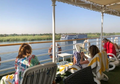 una signora si sta godendo la crociera, viaggio organizzato in egitto