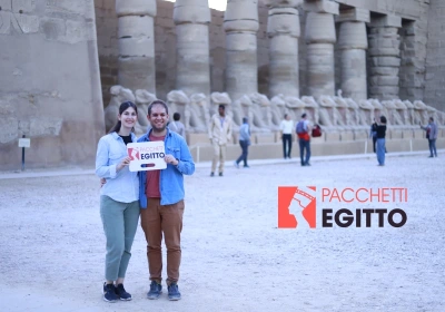 una coppia in visita in egitto, offerta egitto agosto