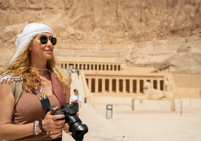 una signora scatta foto al tempio di hatshepsut, offerta egitto agosto