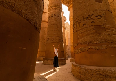 Una turista camina entre los pilares de la Gran Sala Hipóstila del Templo de Karnak.