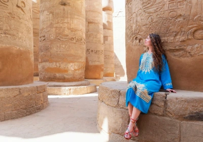 Hermosa mujer disfrutando de un recorrido por el Gran Templo de Amón en Karnak, Egipto.
