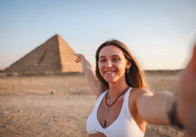 Joven turista visitando las pirámides de Giza.