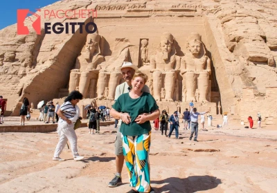 una coppia davanti al tempio, viaggio organizzato in egitto