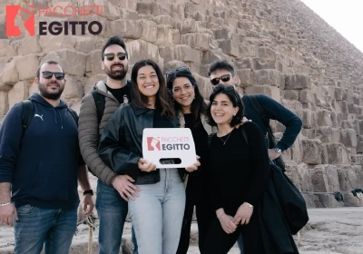 una famiglia davanti alle piramidi, egitto a pasqua