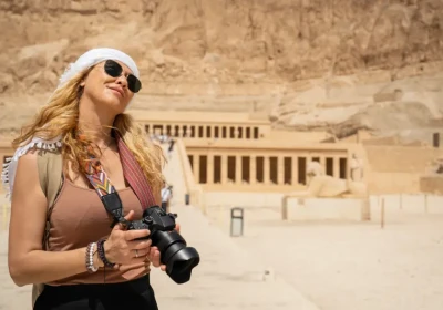 Una donna nrl Tempio di Hatshepsut, offerte egitto