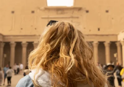ragazza nel museo ,viaggi pasqua egitto