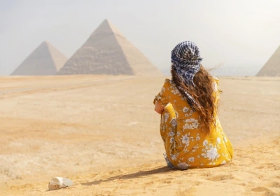 ragazza davanti le piramidi/ offerta viaggio egitto