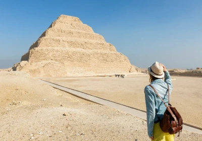 una donna davanti a saqqara, tour oasi egitto  