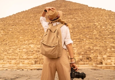 una ragazza davanti alle piramidi, cairo e mare