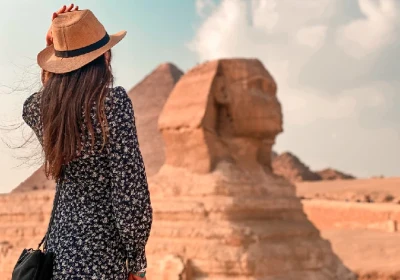 una ragazza davanti alle piramidi, cairo e marsa alam